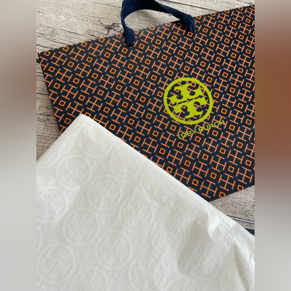 🚨LAST ONE! New! Gorgeous paper clip bracelet with Tory Burch charm + Gift wrap - Picture 6 of 13